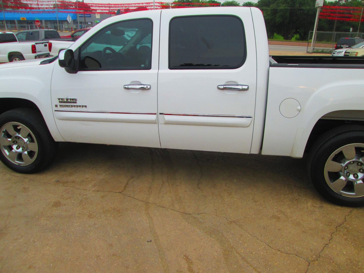 2009 WHITE GMC Sierra 1500 (3GTEC23J59G) , located at 1815 NE 28th St., Fort Worth, TX, 76106, (817) 625-6251, 32.795582, -97.333069 - Photo#7